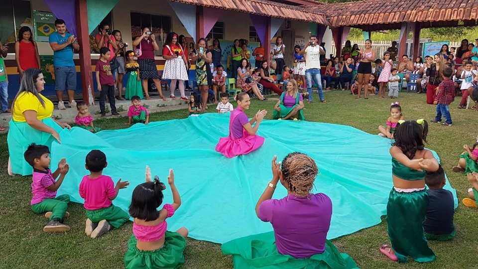 Creche Arco Iris promove projeto: Parada Cultural do folclore nacional.